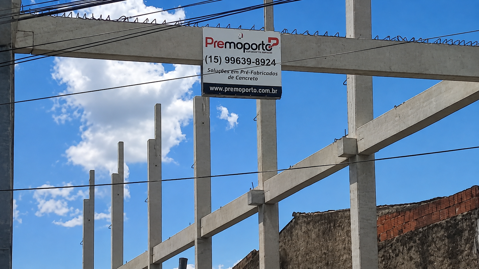 Pórticos de concreto pré-moldado em execução