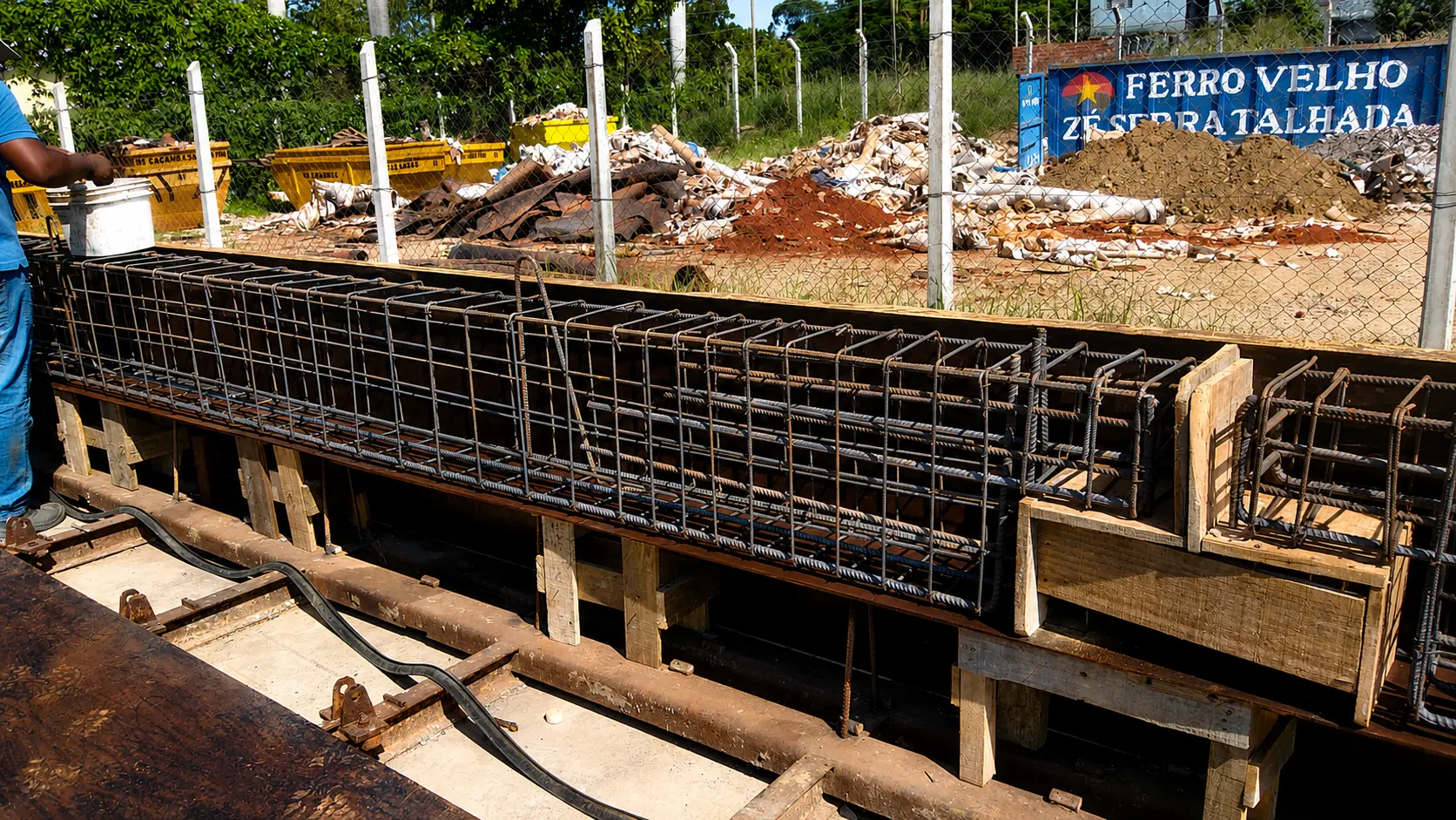 Armação de viga pretensada em pista de produção